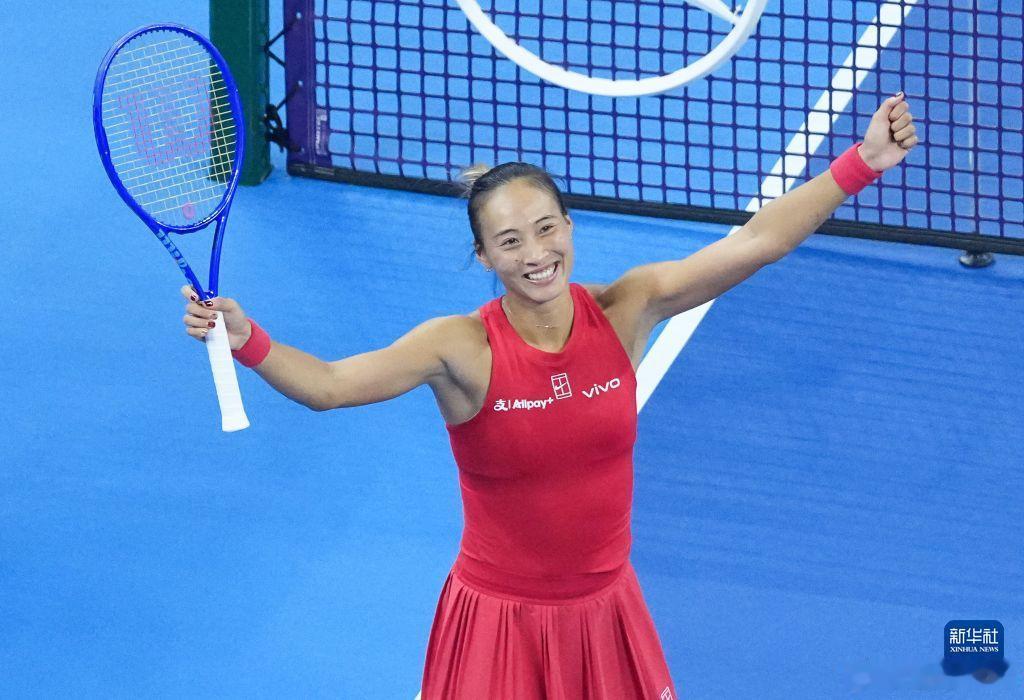 北京时间10月11日，2026中网女单决赛，郑钦文2-0战胜安德列娃，夺得冠军。