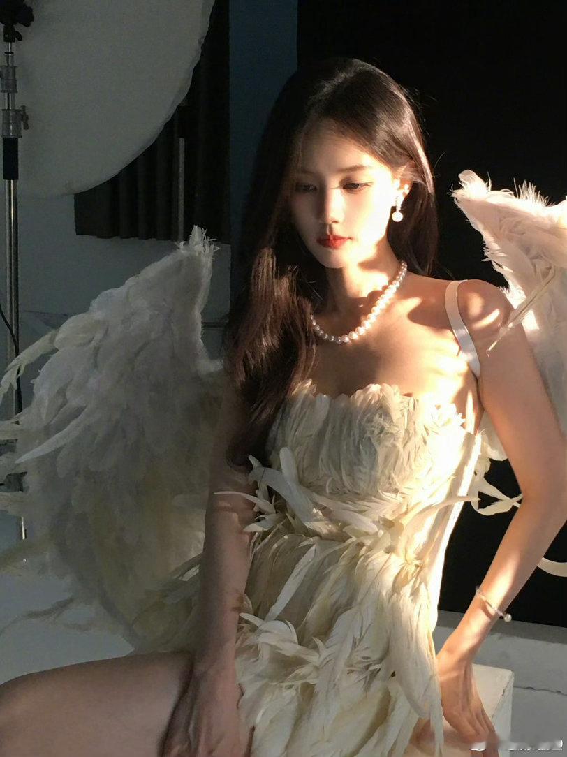 李一桐36岁生日照李一桐36岁生日写真李一桐36岁生日写真如约而至，柔和光影勾勒