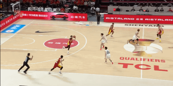 中国男篮这是咋了，半场40：50落后日本男篮10分，日本男篮那几个黑人主力都没打