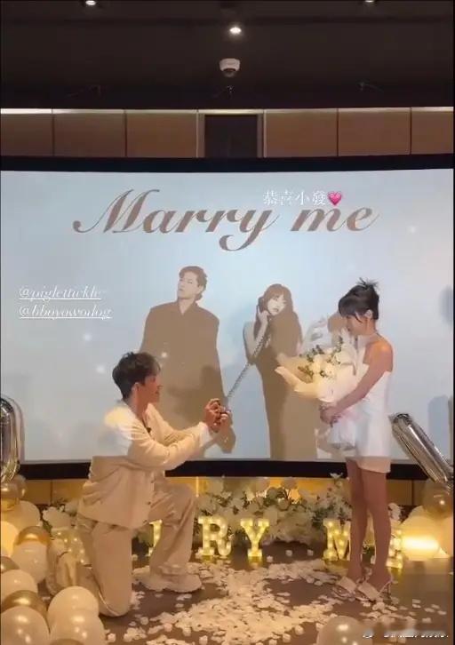 【#敖犬向女友求婚成功# 】#敖犬求婚女友发发# 近日，敖犬在女友发发生日当天浪