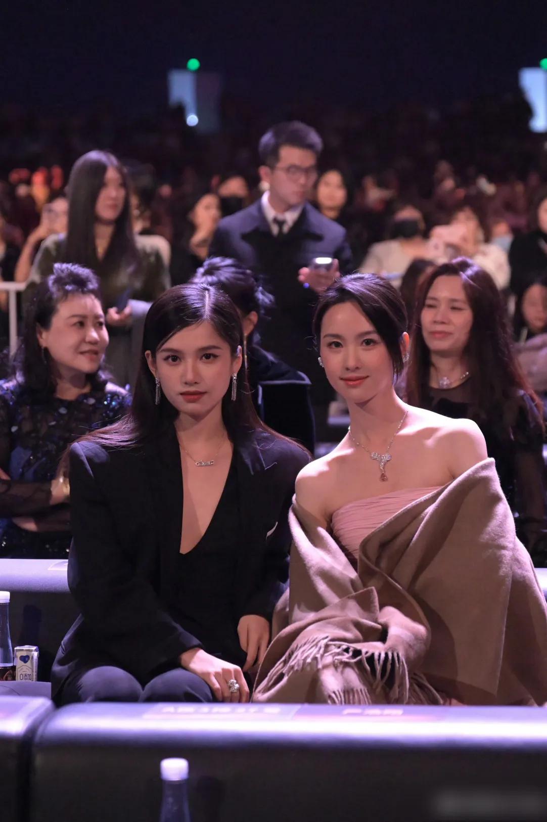 终于明白为什么张婧仪能演郑晓龙的剧了？长相确实高级。

这样大气的脸蛋，确实是小