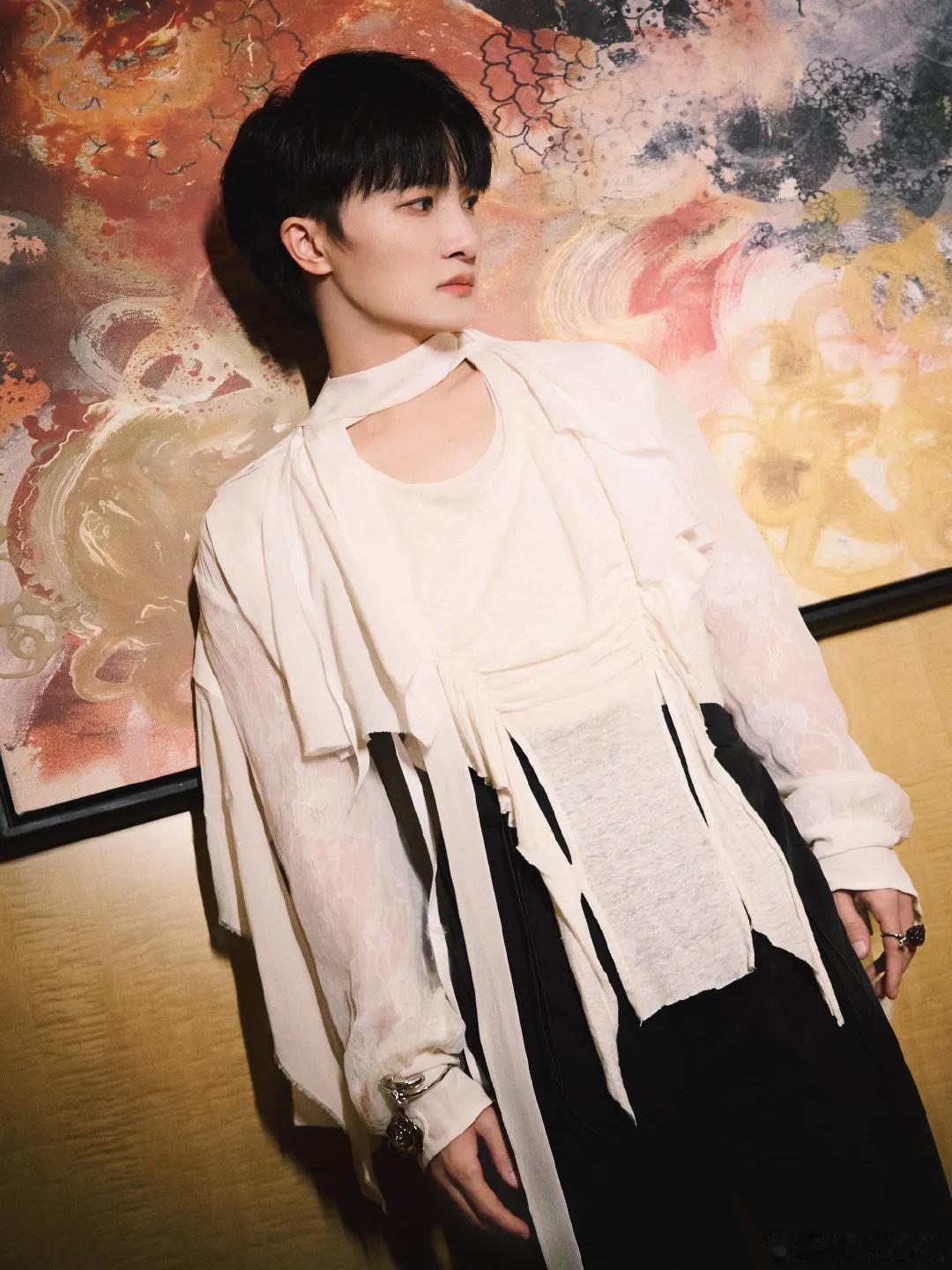 周深《音乐缘计划》舞台造型图有！
《孤独音乐家》合作舞台，深深如同仙子般温柔飘逸