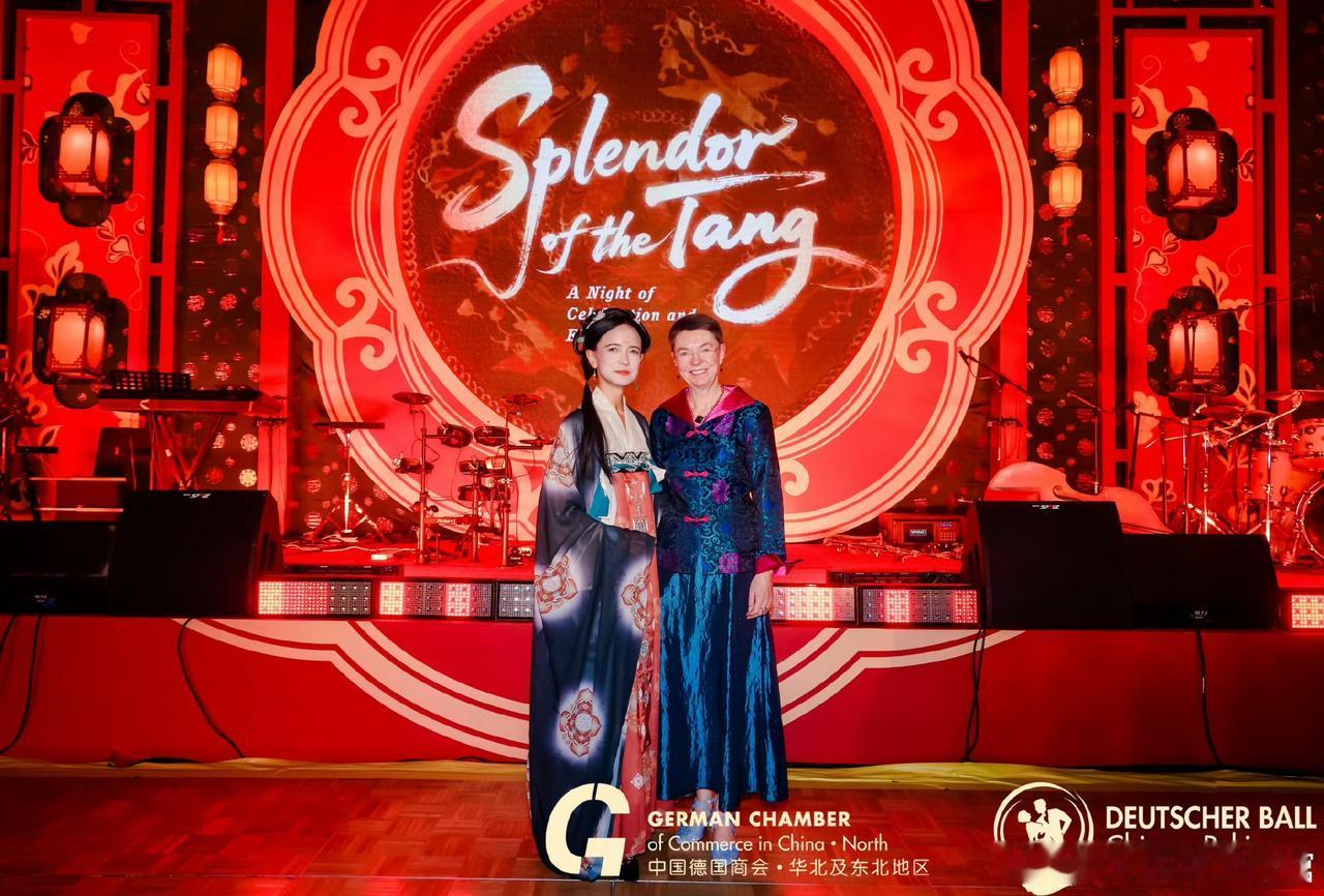 上周末，傅融大使在一年一度的德国舞会上，与拉脱维亚著名舞蹈家谢尔盖·辛金斯（在中