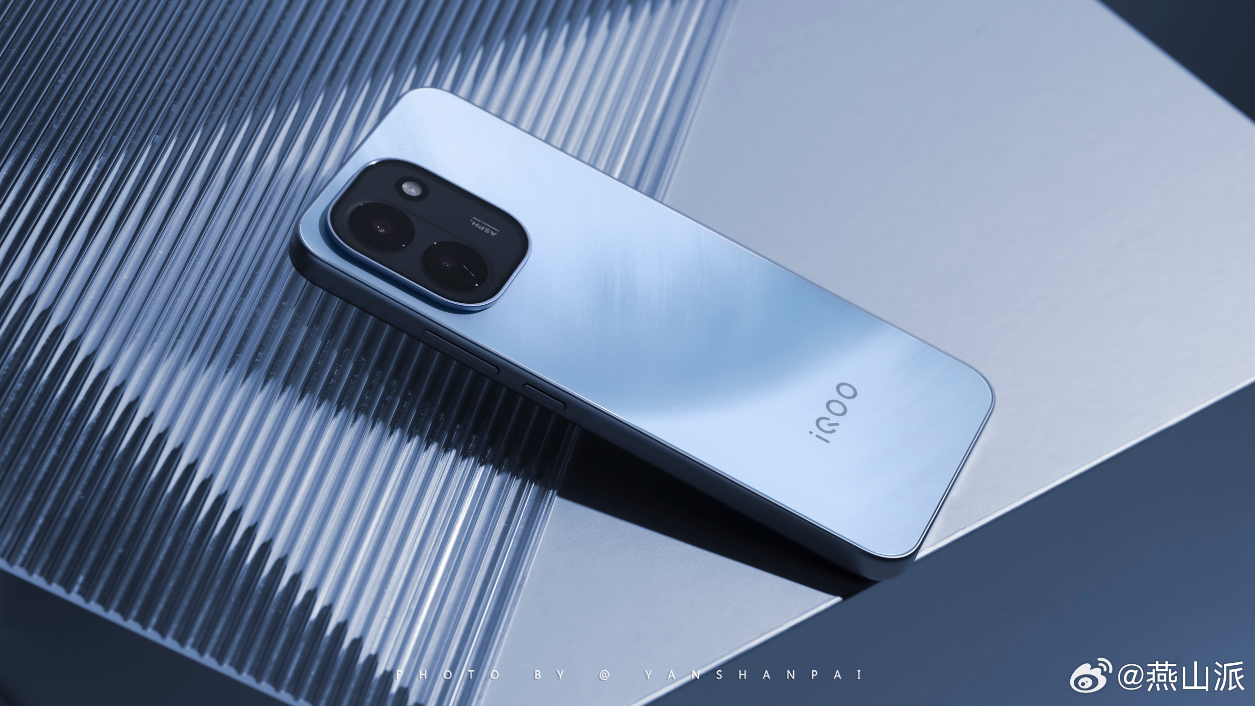 iQOO Z11来了！给大家分享一波沧浪浮光配色的图赏！背板用纳米级光刻工艺，光