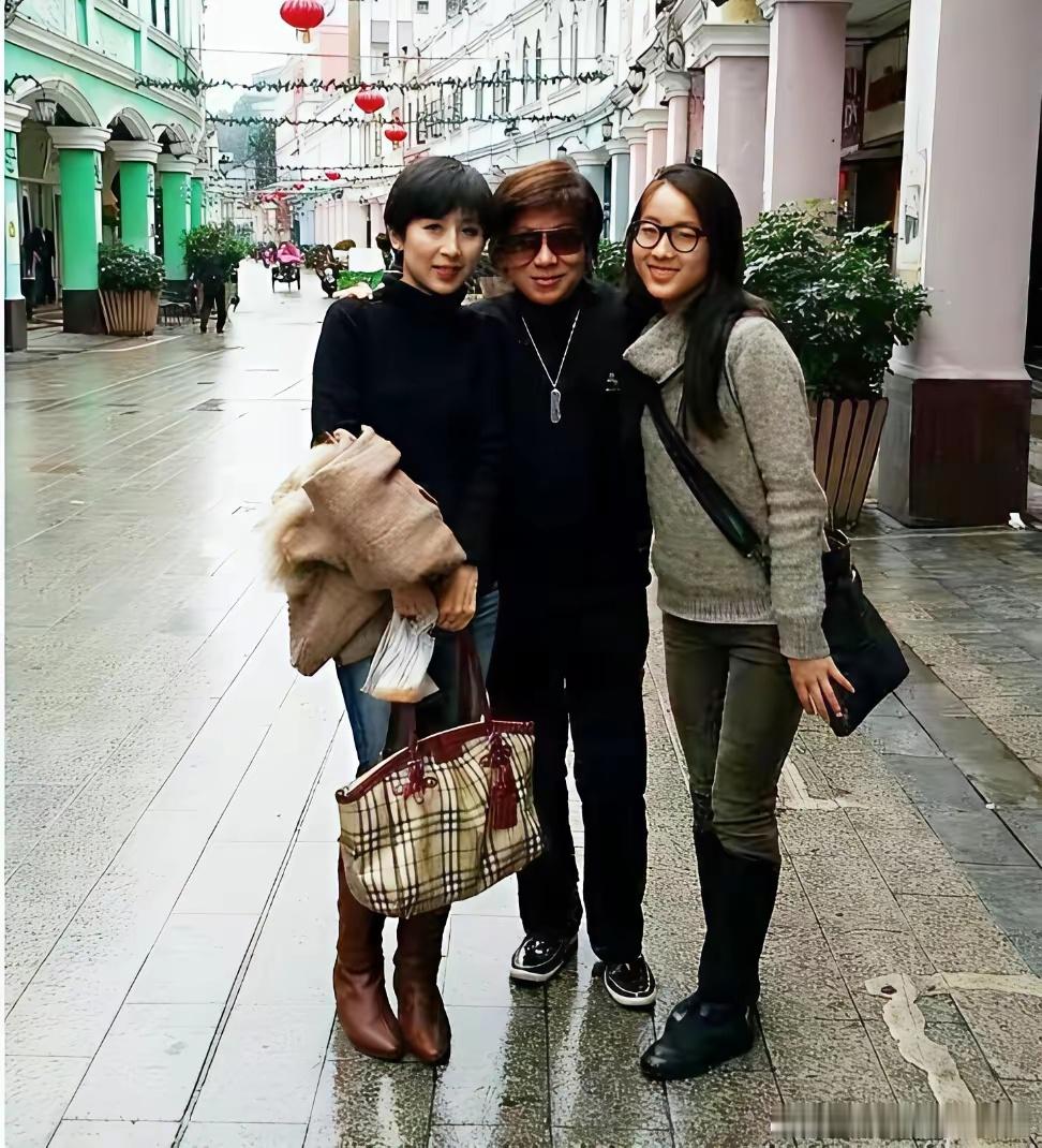 这是2018年，梁小龙与美娇妻宋骧、女儿梁靖南在澳门氹仔官也街拍摄的照片。看的出