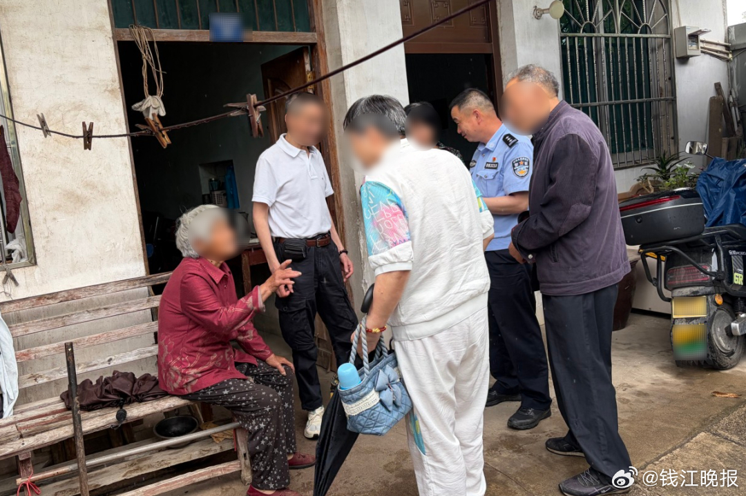 【#上海老人时隔50年赴湖州寻亲#】近日，两位步履蹒跚的老人走进湖州长兴县公安局