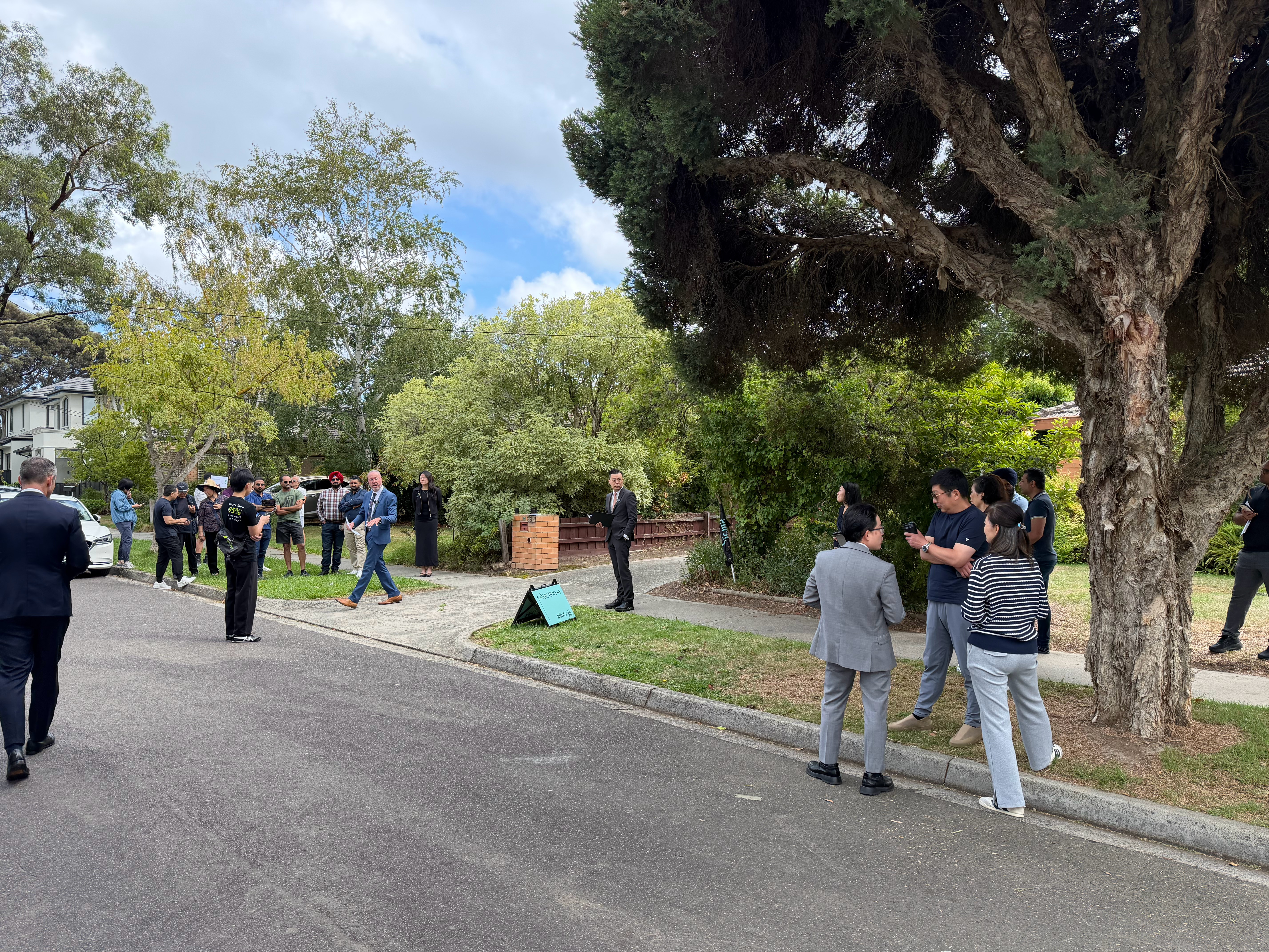 邻居家拍卖过来捧捧场，房东是95岁老奶奶，无儿无女，以前是医护工作者，生活自理，