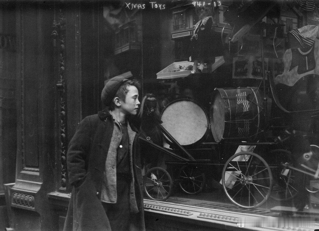 1910年圣诞节期间，美国纽约购物的人们 