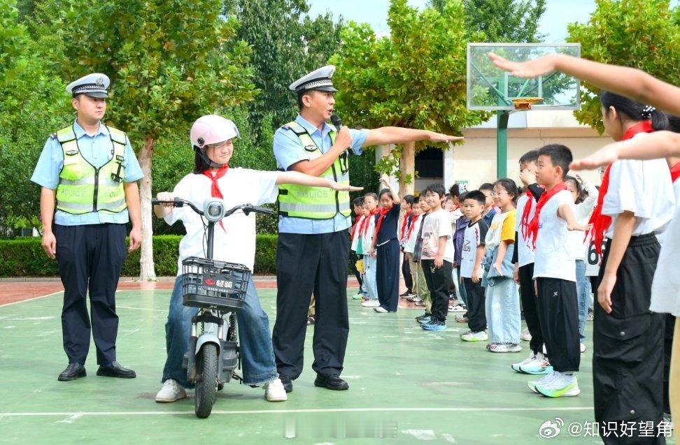 月亮警官普法说遇到冒充公检法要求转账的骗局，要核实身份，不要惊慌操作。晚安！晚安