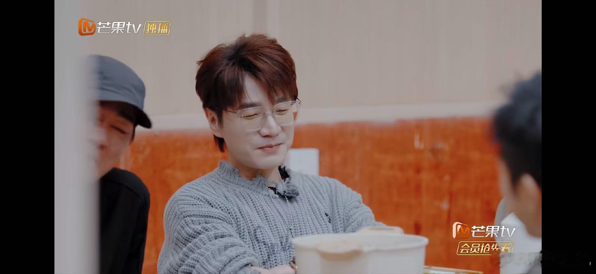 陈楚生平行时空主理人快乐老友记 快乐老友有风季平行世界那么多！陈楚生偏爱的这版满