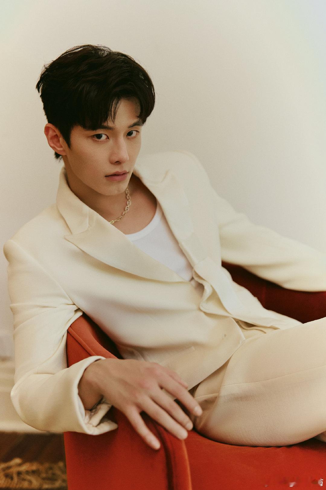 何与递的乐事谁不想接 何与开工前补充能量的样子也太接地气了！看着行程表，顺手开包