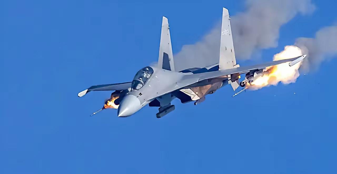 7月30日，中国解放军南部战区战机巡逻编队，在黄岩岛上空执行战备巡逻任务。突然，
