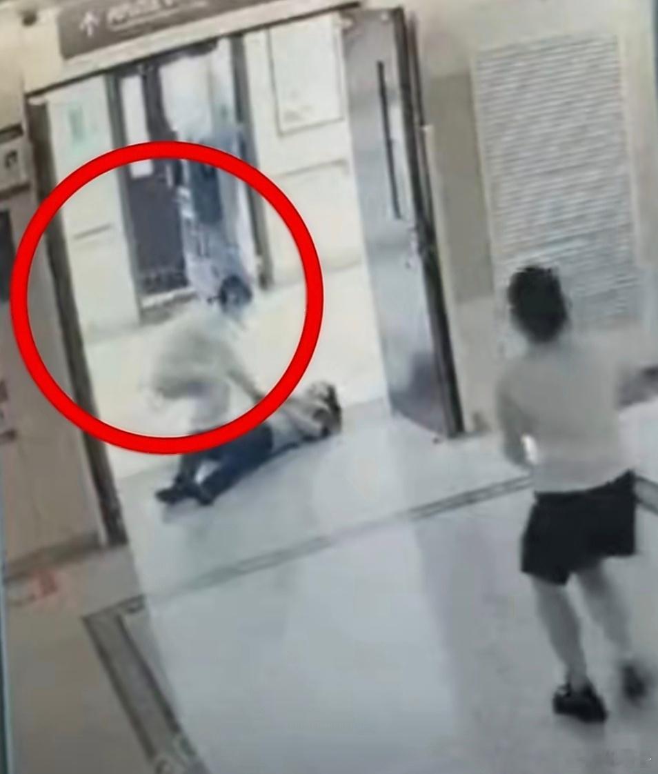 浙江医护3秒冲刺救助昏迷家属三秒奔赴浙江医患双向温暖  医患情深，双向温暖！浙江