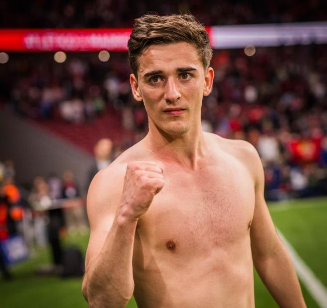 每体：坎塞洛几次防守走神，加维毫不留情地予以斥责