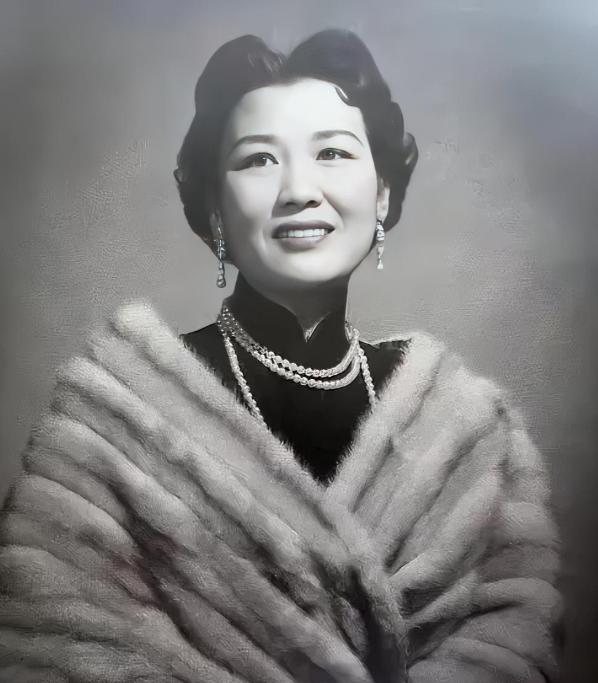 1911年，作为“姨娘”的姚冶诚正在为先生梳洗打扮，房间里突然窜进来一位男子，男