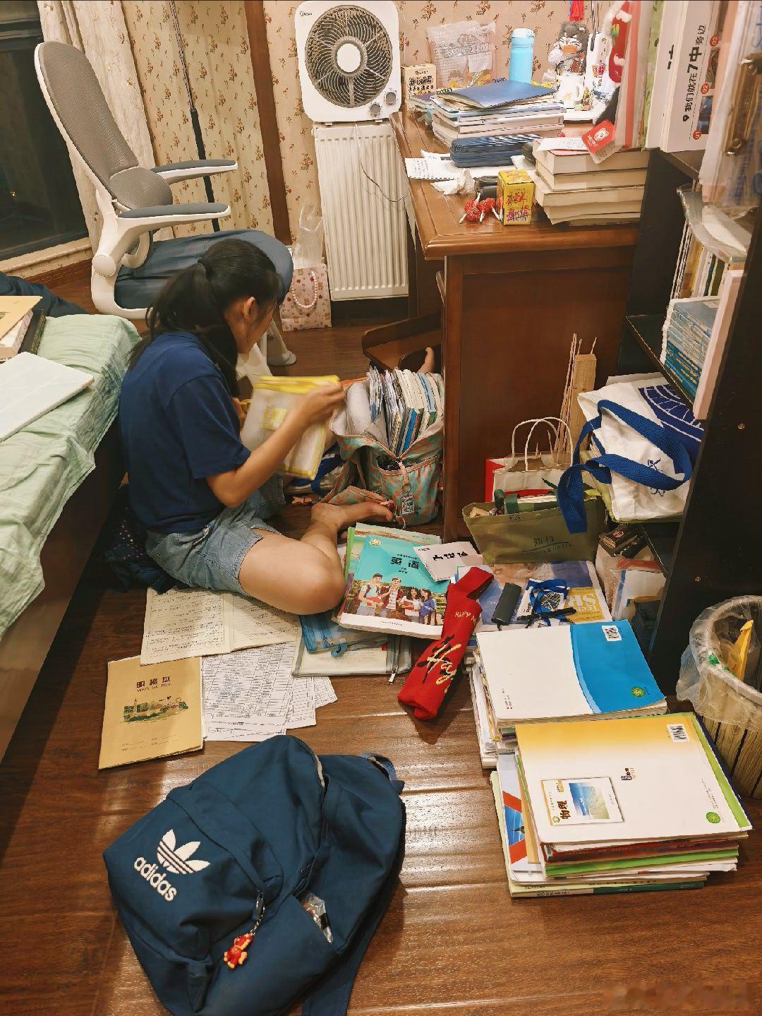 逗比小孩 要把从上到下，从桌到地的一堆“垃圾”整理归位，我鱼姐真是辛苦了……
