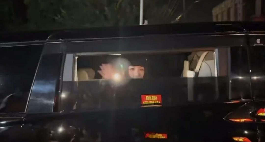 虞书欣结束行程乘车下班时，疑似遭到场外激光笔照射。这类危险行为极易刺伤眼部，让不