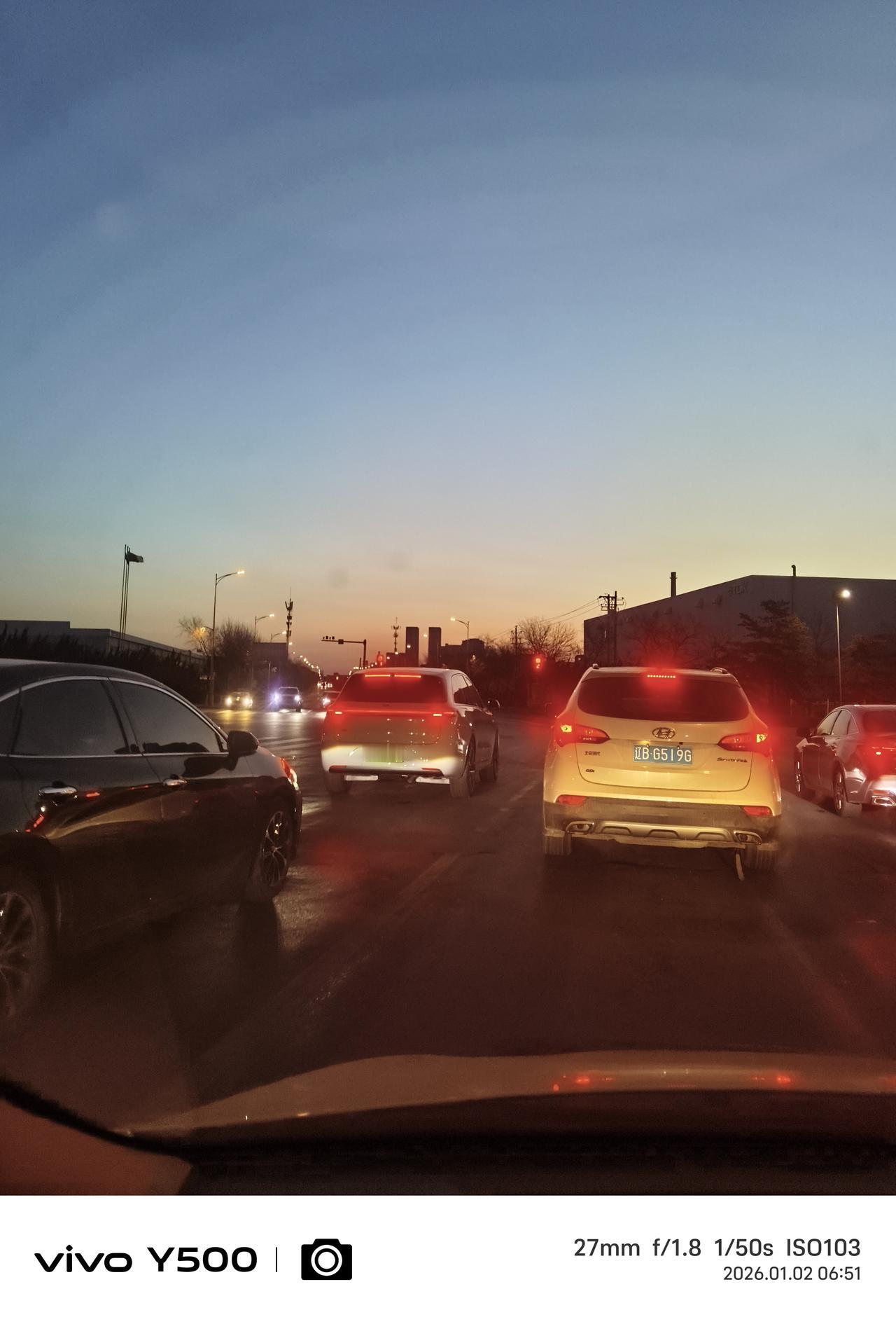 2026年1月2日，迎着东方晨曦开始了新的一年的上班征程。
     一如既往，