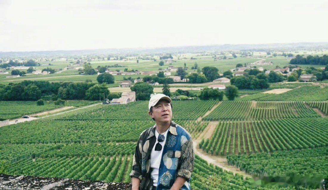 黄渤青岛话的神 黄渤在《斗牛》里那段青岛话表演真是绝了，语气起伏自带节奏感，连骂