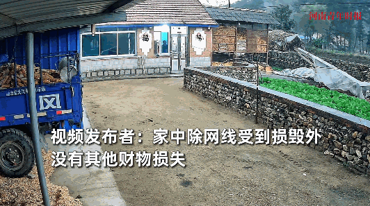 这就是命啊！”10月1日，辽宁鞍山，一位老人坐在院子里乘凉，突然发现天上似乎要下