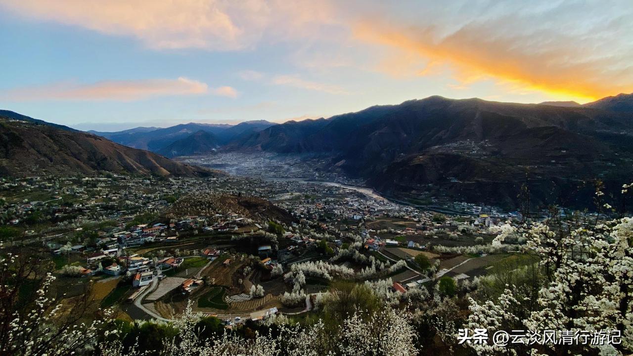 在料峭春寒中守候一场金川梨花的日出时分，看光影如水流淌般渐次漫过神仙包蜿蜒绵延的