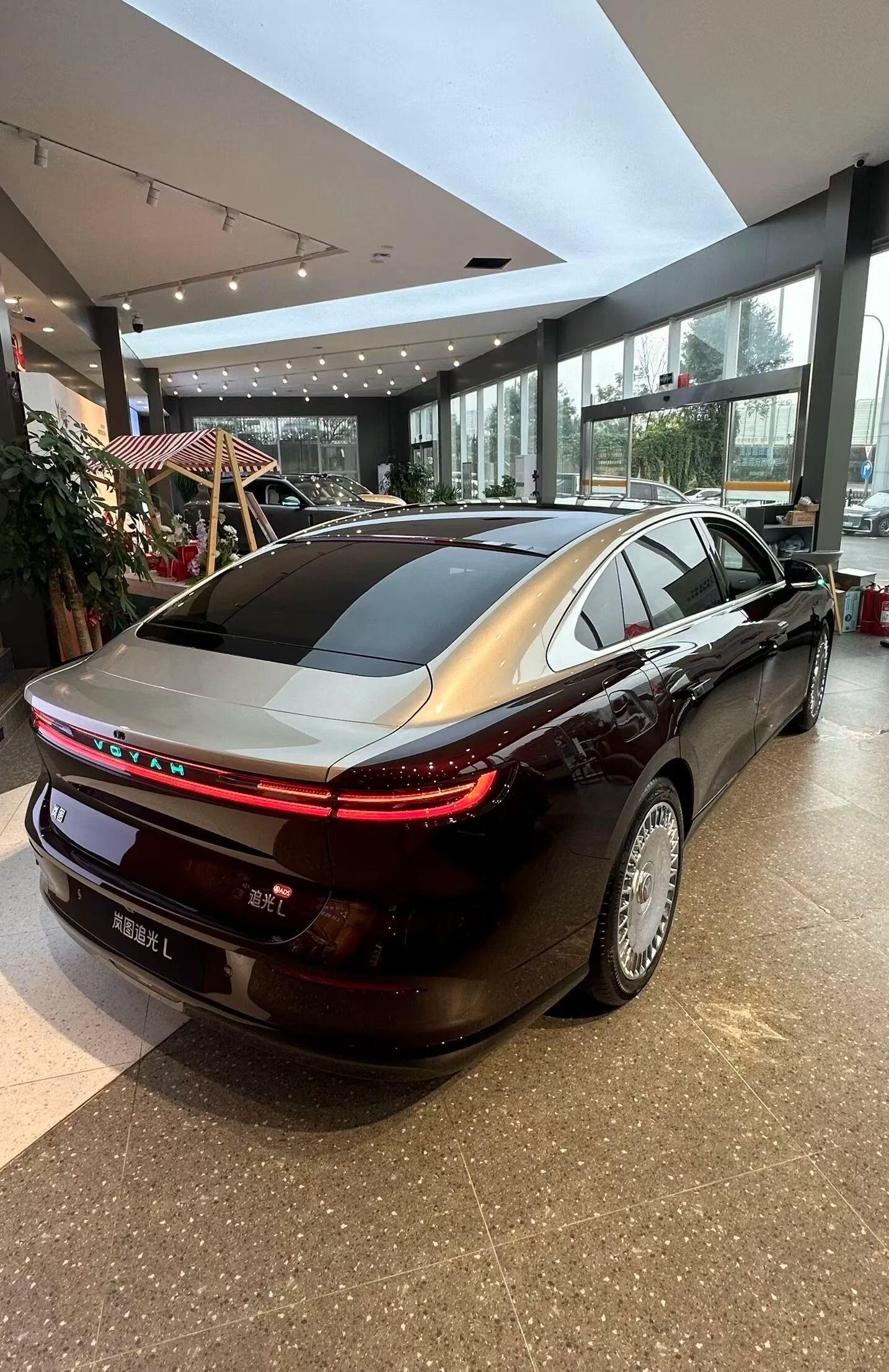 除了底盘舒服，它的动力响应也特跟脚，电门一踩就有，超车很轻松，开起来有种行云流水