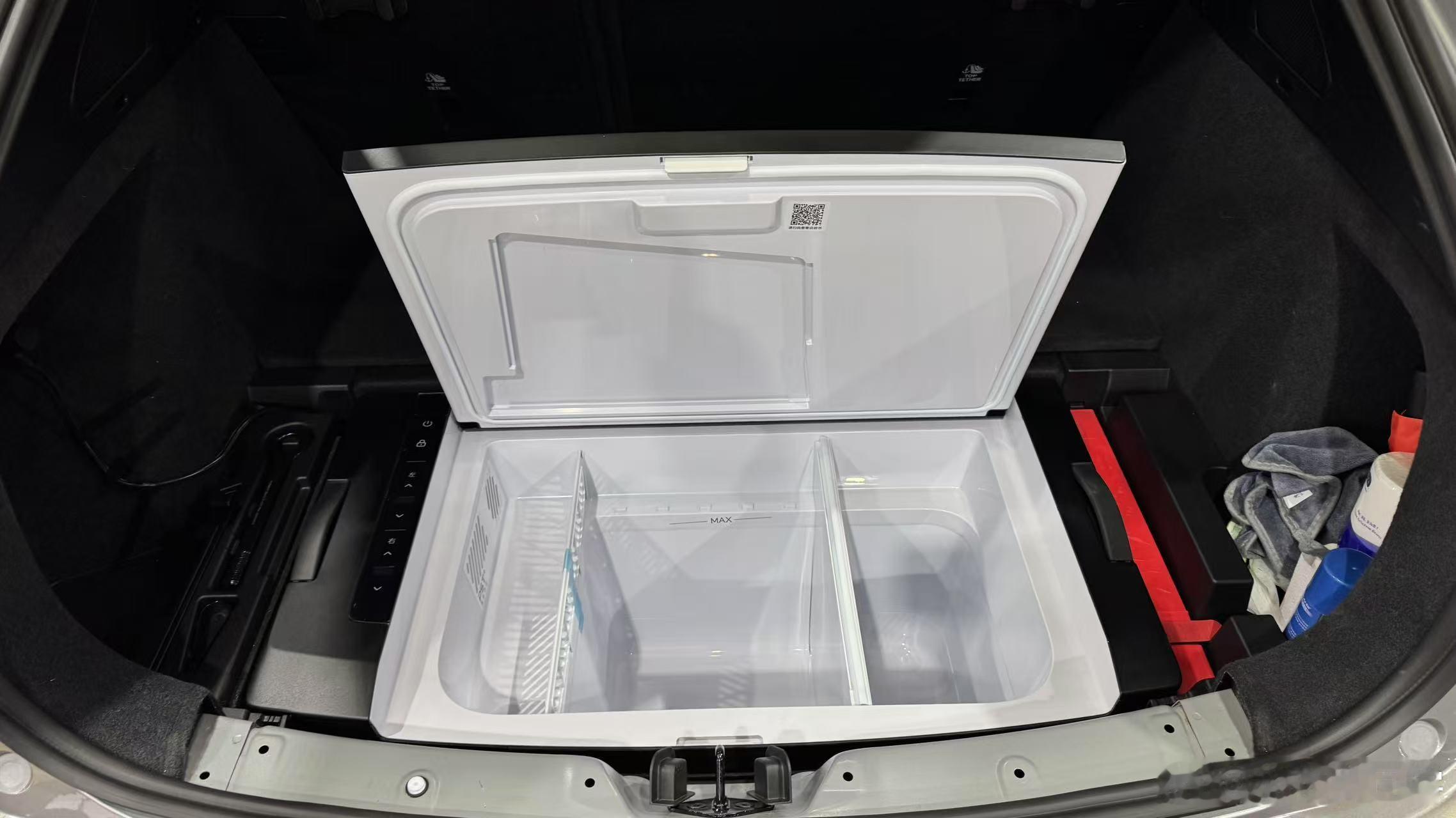 群里面展示了乐道的这个大冰箱，真是离谱的大。然后把大冰箱放进去，当那个储物盒也能