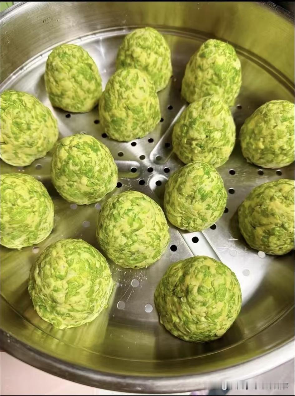 榆钱窝窝.又到了吃榆钱的季节了!好快，感觉去年吃榆钱窝窝头，好像就在昨天!
记忆