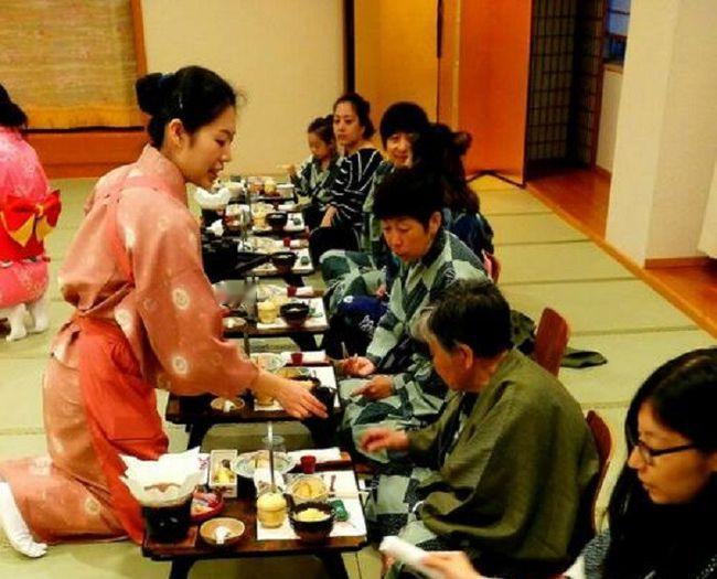 日本实际家庭消费支出连续两年下降。
 
日本家庭消费两年连降的数据看得人揪心。扣
