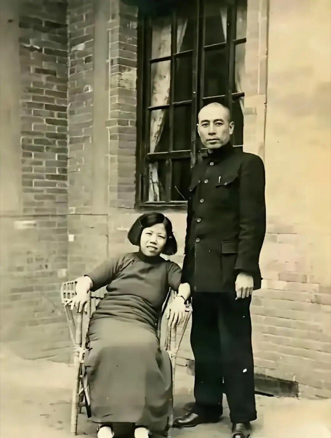 夫妻情深！周总理和邓妈妈早期的一张照片。 