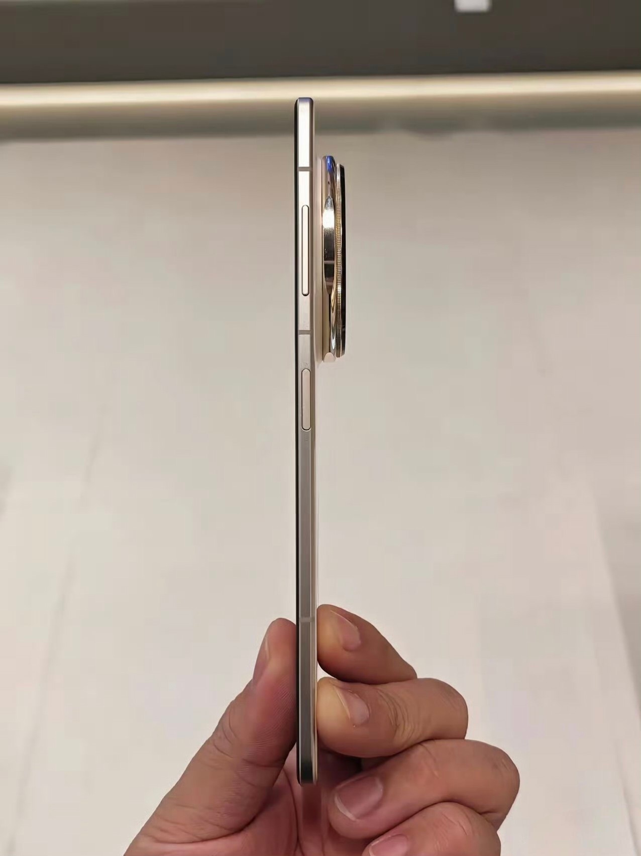 网友爆料的eSIM版华为Mate70 Air，确实很薄啊，影像系统还没有简配，跟