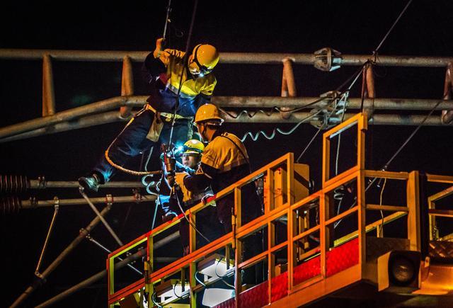 铁路“蜘蛛侠”高空检修电网，确保西煤东输畅通无阻