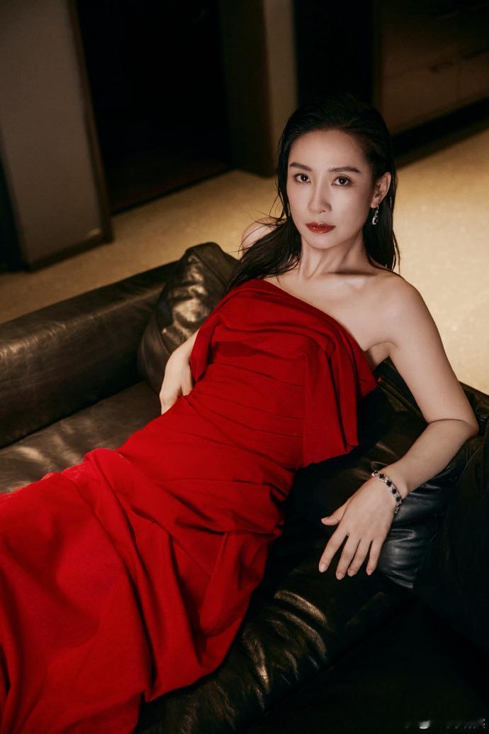 陶昕然红裙配脏辫编发好帅陶昕然出道二十年了旧角色深入人心新造型惊艳众人，陶昕然红