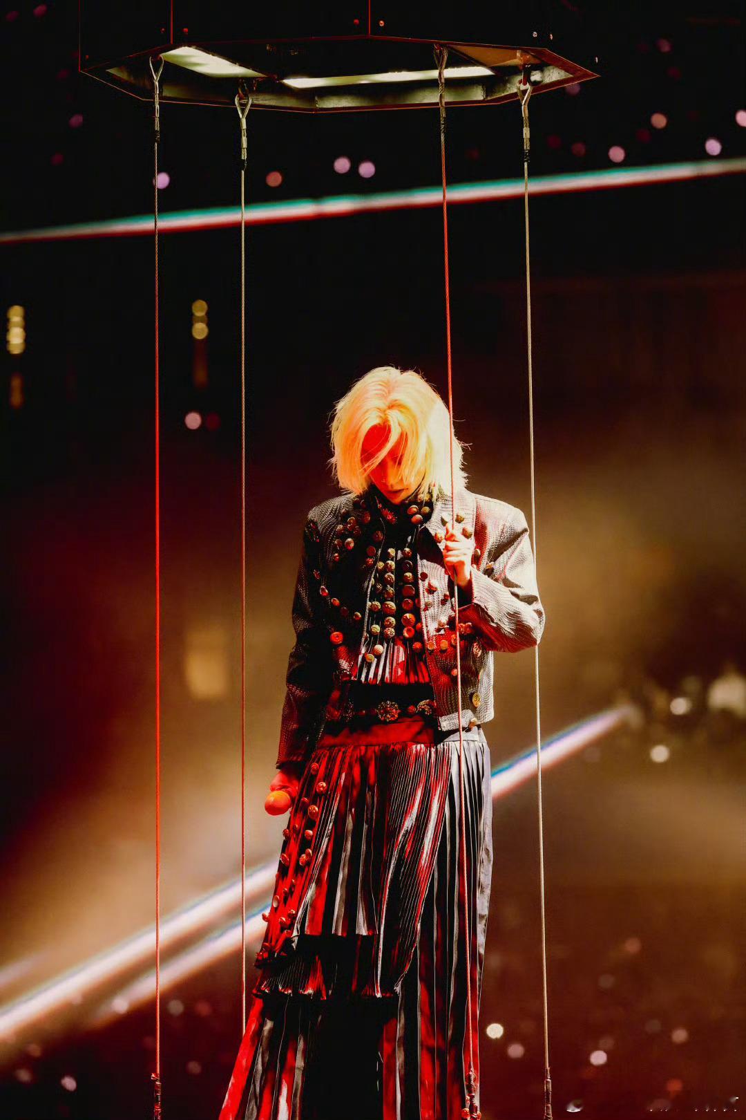 华晨宇3天送出超20万份礼物 别人追星费钱，火星人追星…收礼物到手软？哥你还缺粉