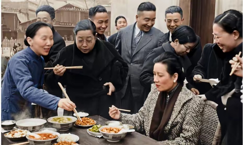 这是抗战时期，宋美龄外出和友人一起用餐时留下的合影。宋美龄的两边还有其他陪同的工