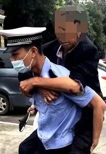 近日，天津地铁9号线小东庄站辅警邓旺背着扭到腰的老人出站，获老人家属高度赞扬。