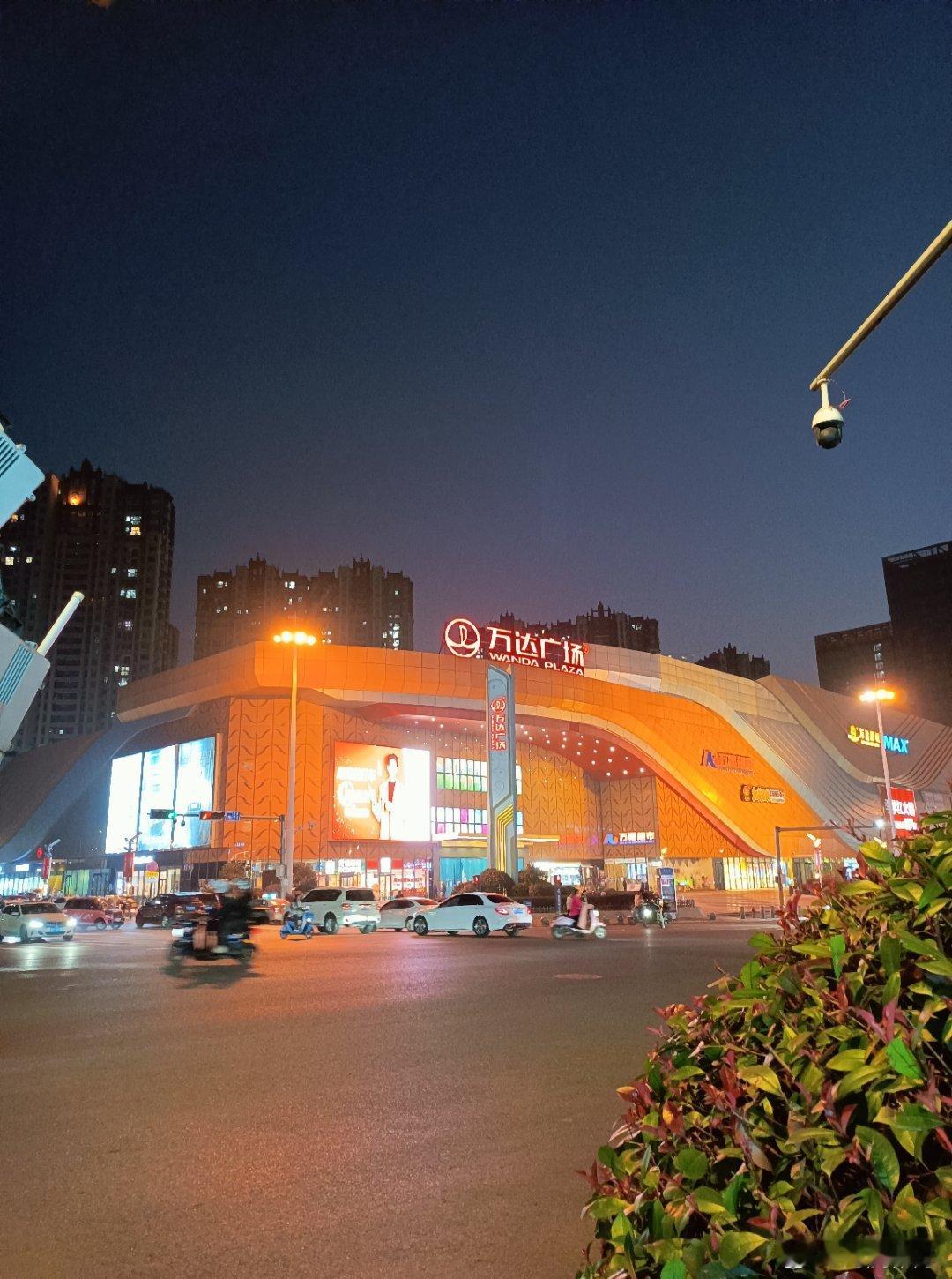 趁着晚上出来溜达一圈，城市夜景很美。大家记得早点睡，晚安好梦。[送花花][送花花