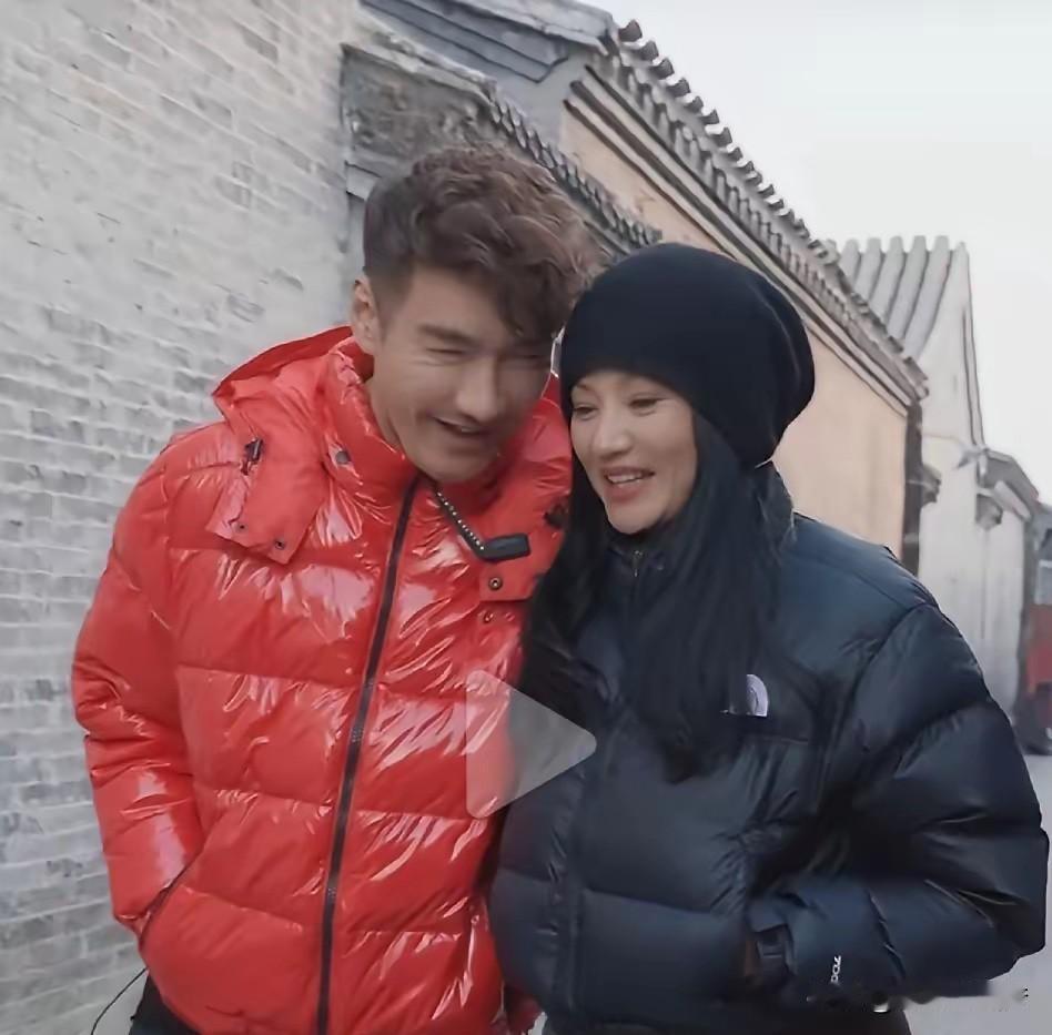 胡兵瞿颖又被“催婚”！
北京大爷一句话让他俩笑疯

路人围观拍照，大爷突然凑近：