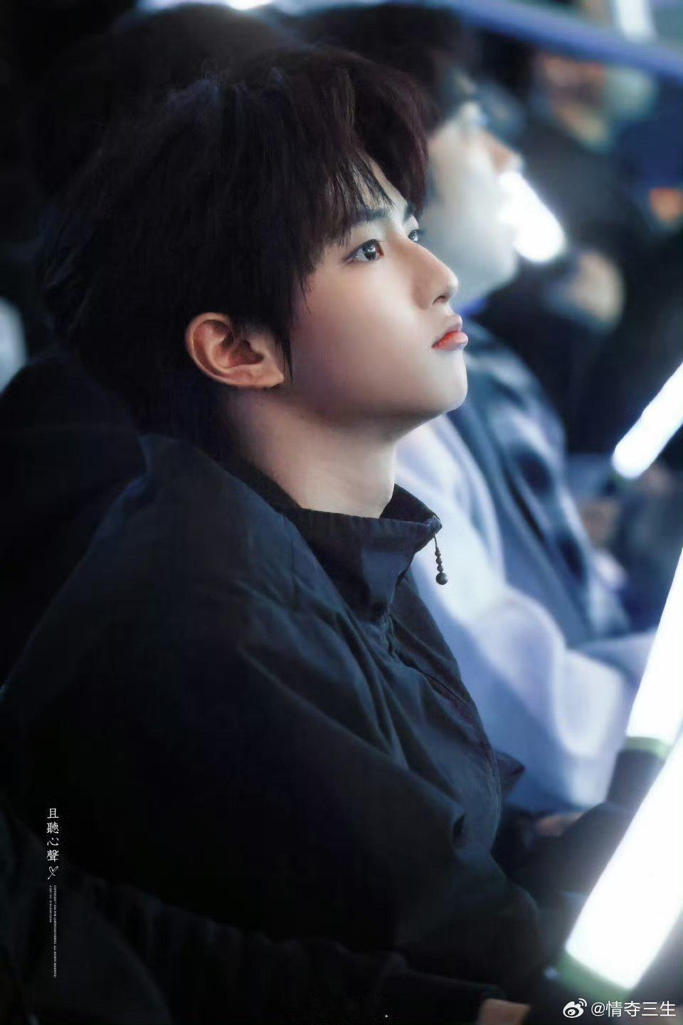 穆祉丞去看张杰演唱会了穆祉丞好萌好可爱要玩得开心喔祝前辈也演唱会顺顺利利大卖！ 