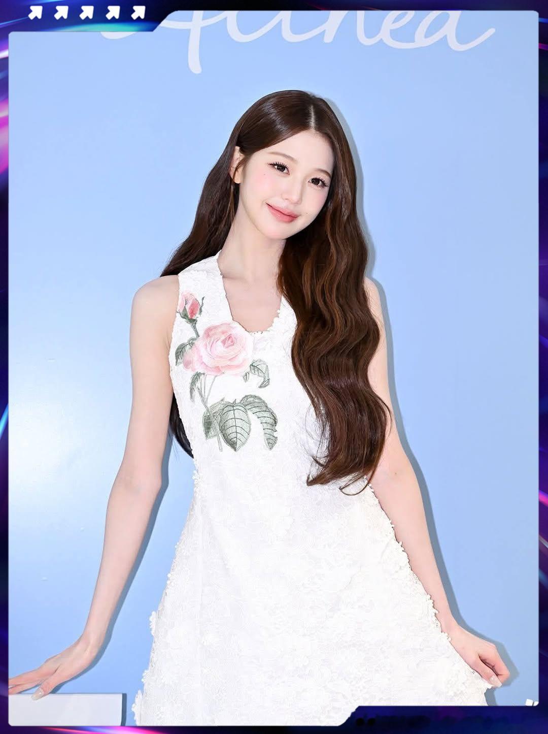 张元英玫瑰花裙 张元英今日线下站台活动的妆造也太美了 白色玫瑰花裙完美匹配won