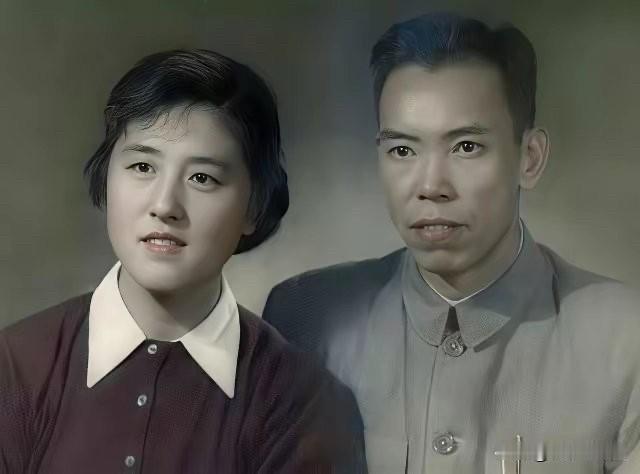 1949年，“万岁军”军长梁兴初与新婚妻子任桂兰。

二人在湖南常德结为革命伴侣