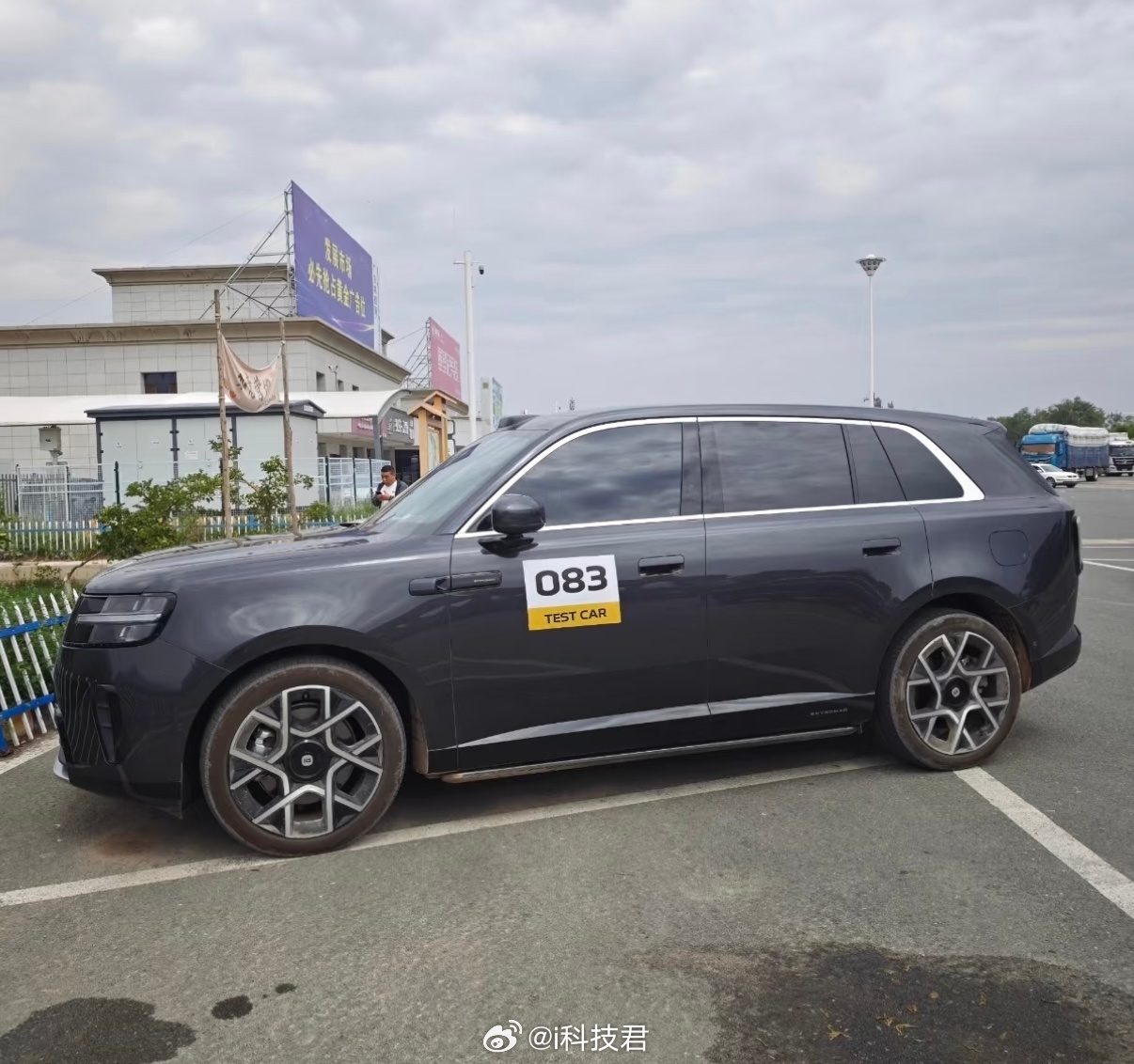 小米澎程无伪装实车曝光怪不得不是YU9，叫小米澎程，外形设计就没啥YU7元素，属