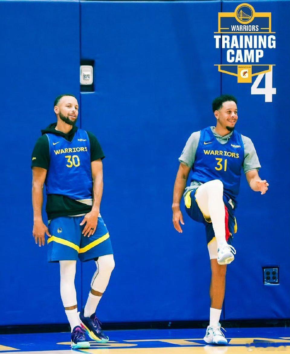 虽迟但到！库里兄弟首次以队友身份搭档比赛。塞斯已经35岁，斯蒂芬已经37岁了。 