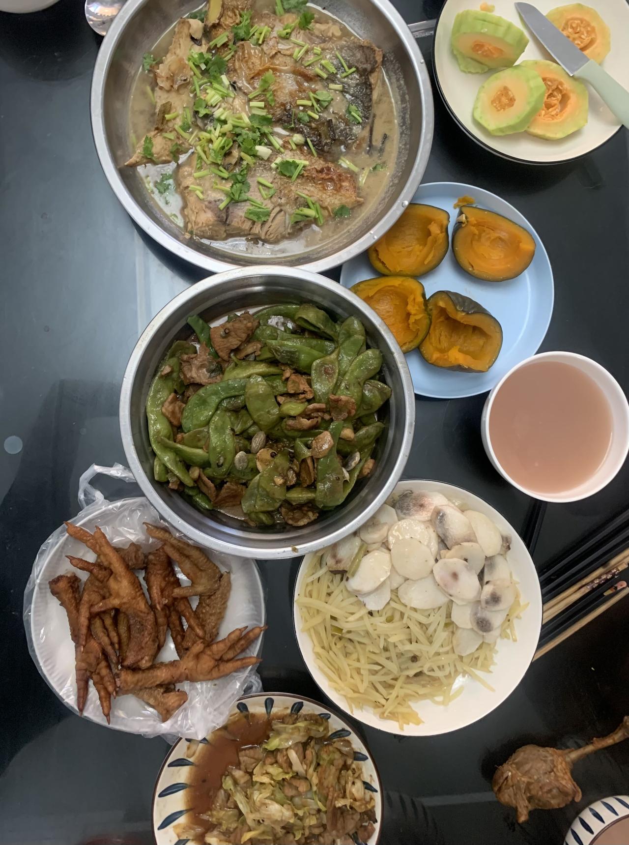 晒晒今晚的饭菜
今晚5人吃饭，每人一个菜：一个5斤大鲢鱼只炖了中段、一个五花炖油