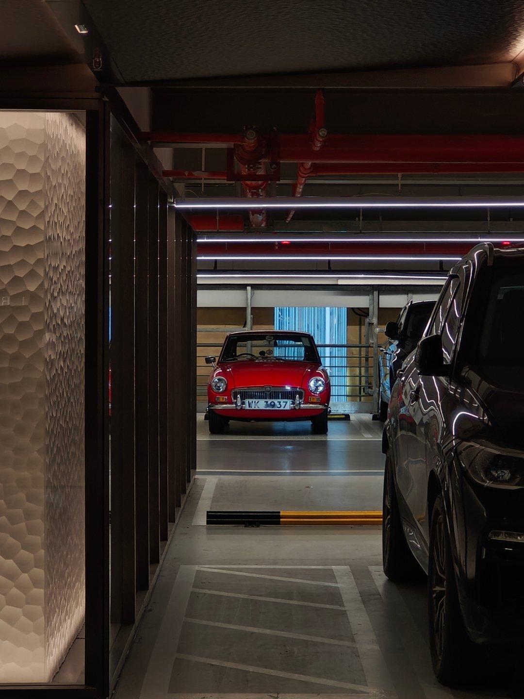 相对于现代车，这个车虽然没有右后视镜，但是车身小，停车真的负担小很多。大v聊车经