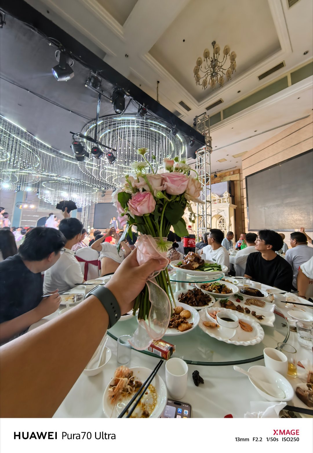 好兄弟结婚，抢到了手捧花。[嘻嘻] ​​​