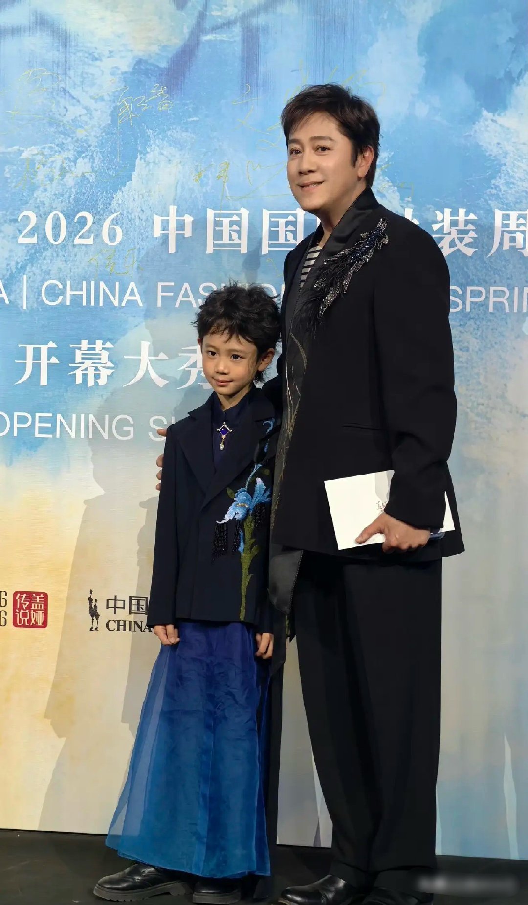 蔡国庆带着儿子庆宝亮相中国国际时装周开幕大秀，庆宝长得好帅，走T台从容自信。庆宝