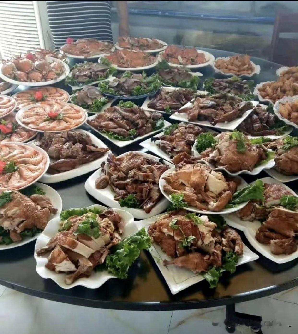 什么样的酒才能配得上这桌菜？

大哥大嫂上个月喜得一千金，今天一桌子的菜摆得满满