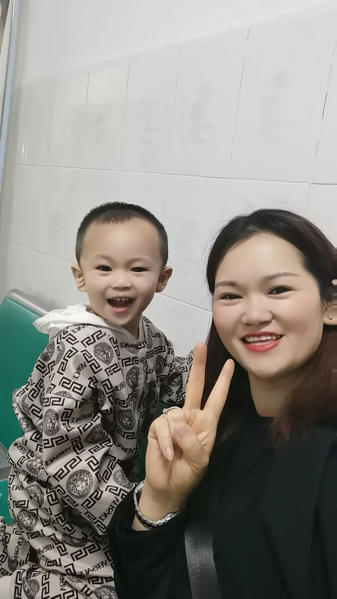 喊我拍照，妈妈不管心有多酸，都得配合你来一张。很遗憾没能给你一个完整的...