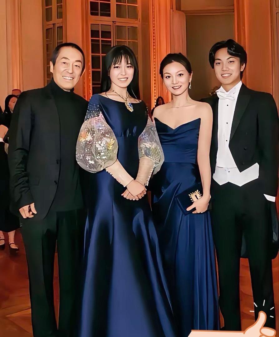 张艺谋二儿子耶鲁毕业，一家子也太厉害了

张艺谋家的全家福曝光，看完四个孩子的履